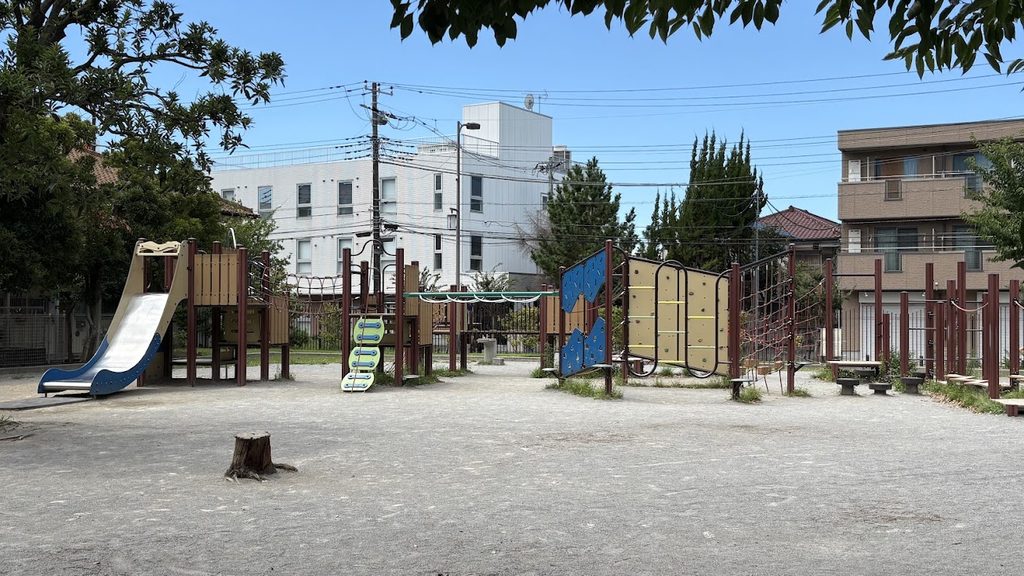戸田市こどもの国の屋外遊具の様子