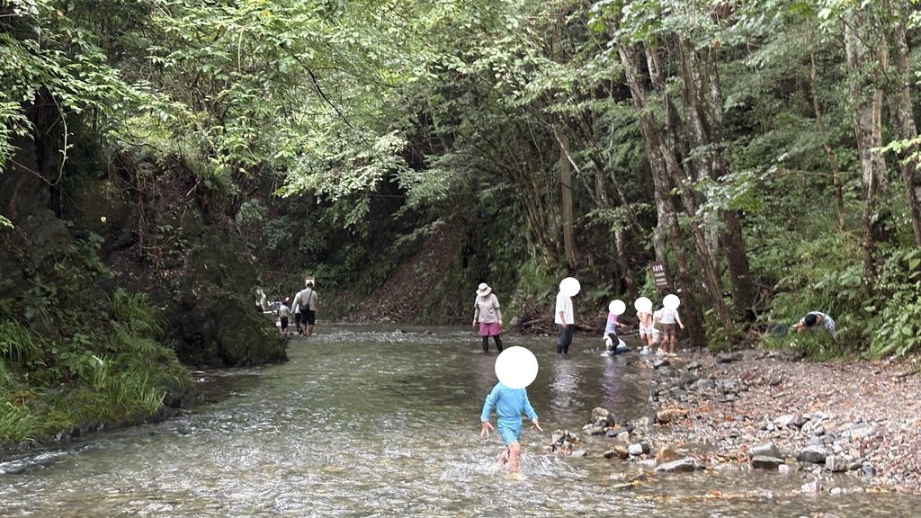 夕やけ小やけふれあいの里の川遊び場