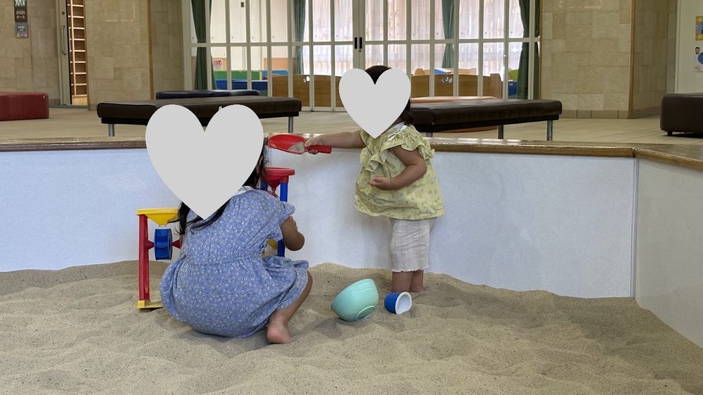 戸田市こどもの国の屋内砂場で遊んでいる様子