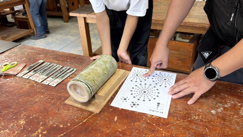 夕やけ小やけふれあいの里の竹燈を作る様子