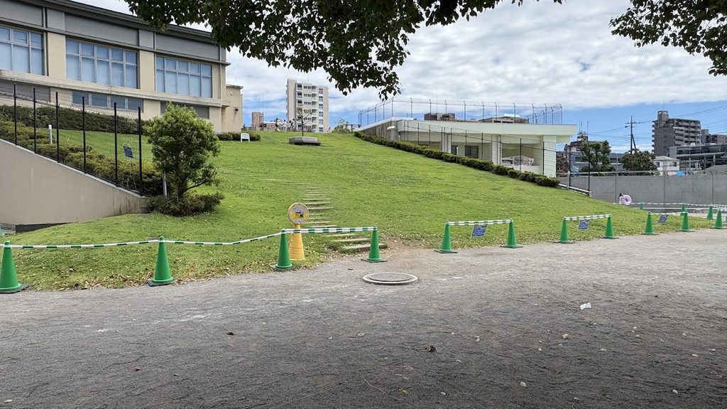 戸田市こどもの国の屋外丘の様子
