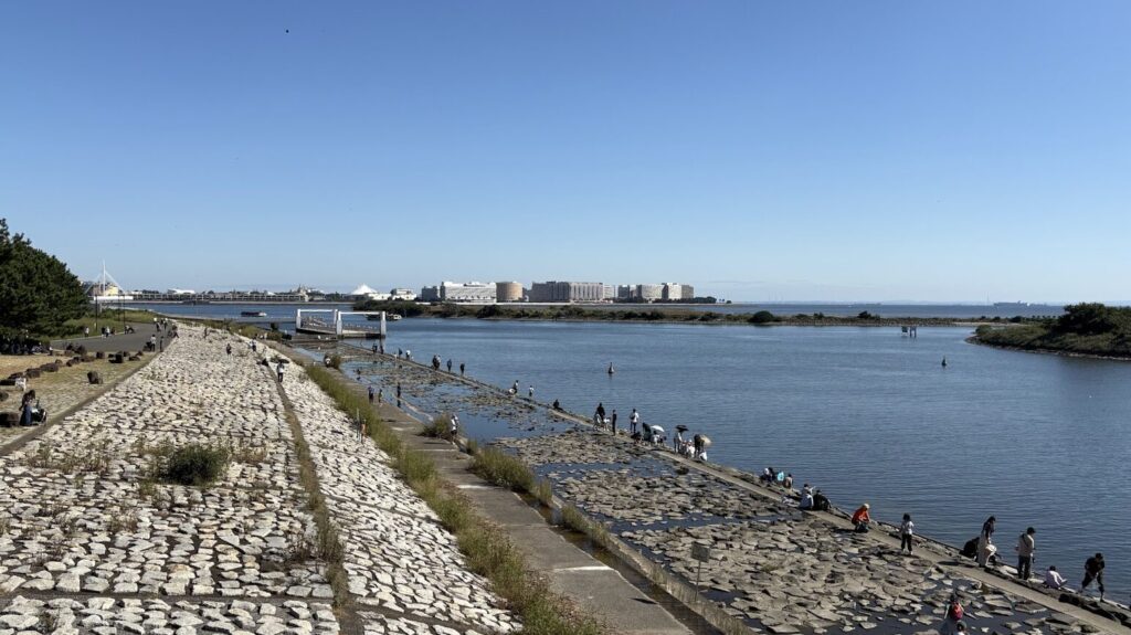 葛西臨海公園の東側の岩場の様子